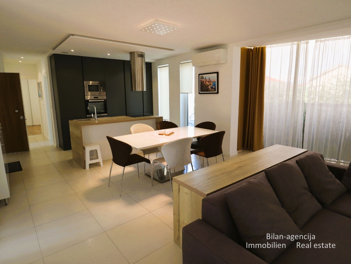 Murter, opremljena hiša s 4 apartmaji, 450 m od morja in plaže.