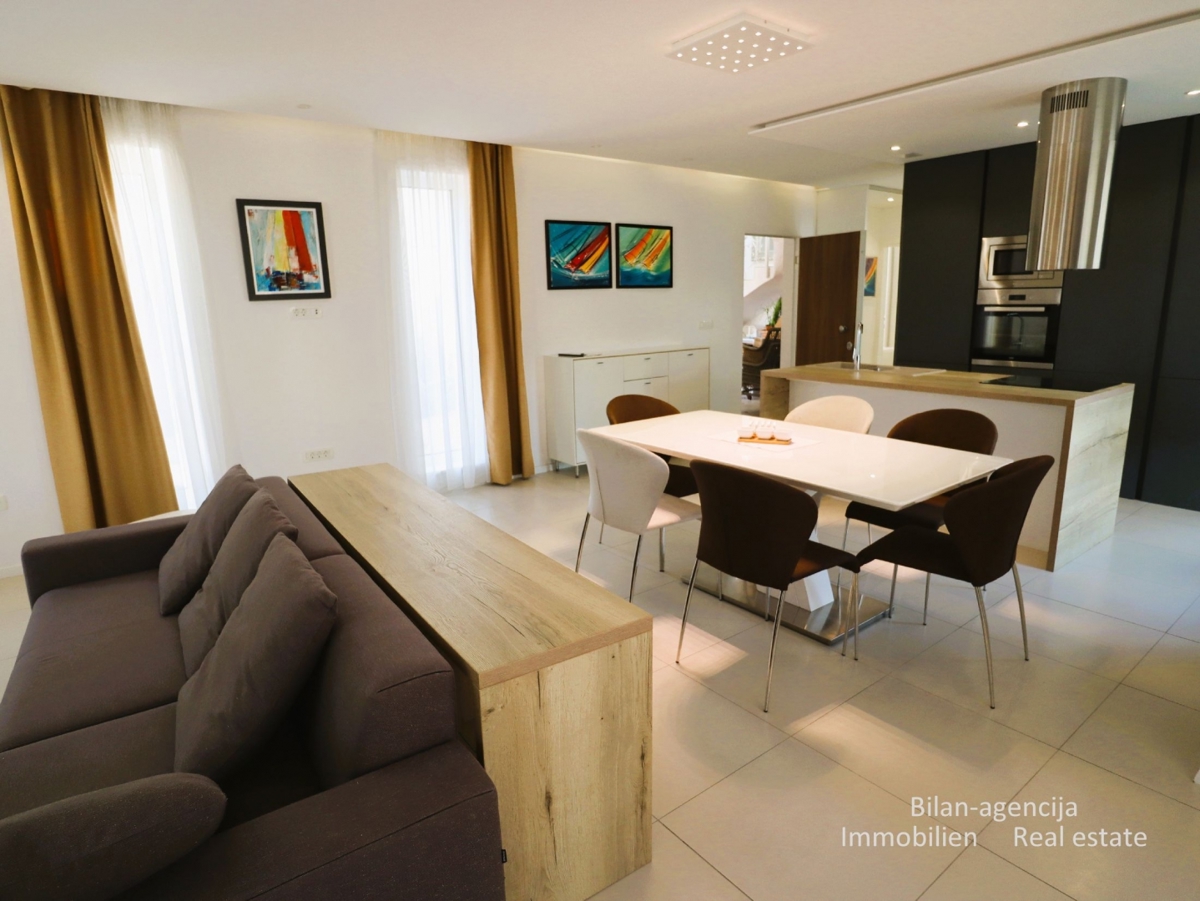 Murter, opremljena hiša s 4 apartmaji, 450 m od morja in plaže.