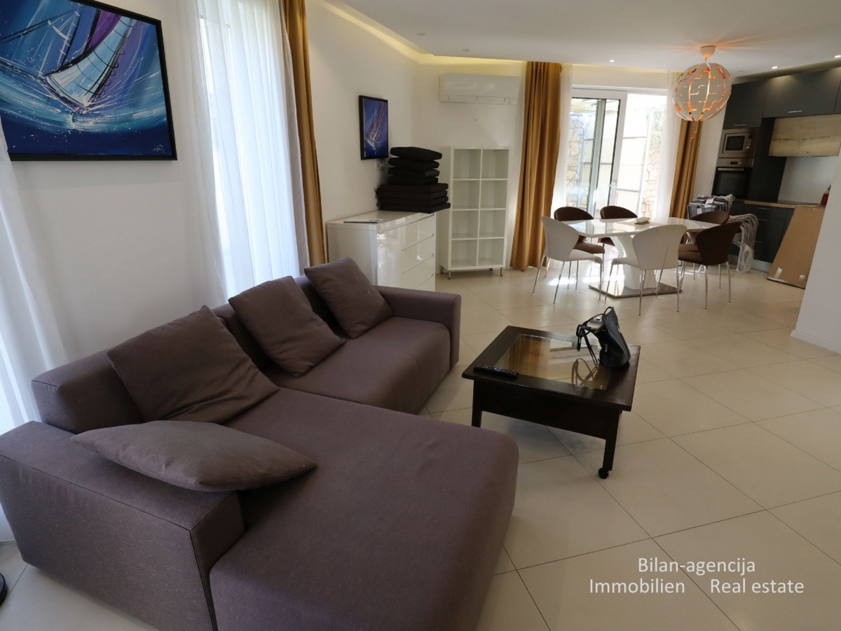 Murter, opremljena hiša s 4 apartmaji, 450 m od morja in plaže.