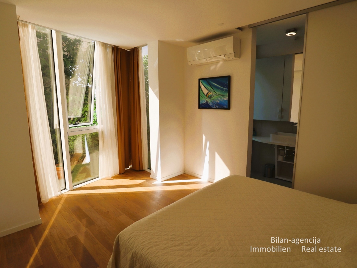 Murter, opremljena hiša s 4 apartmaji, 450 m od morja in plaže.