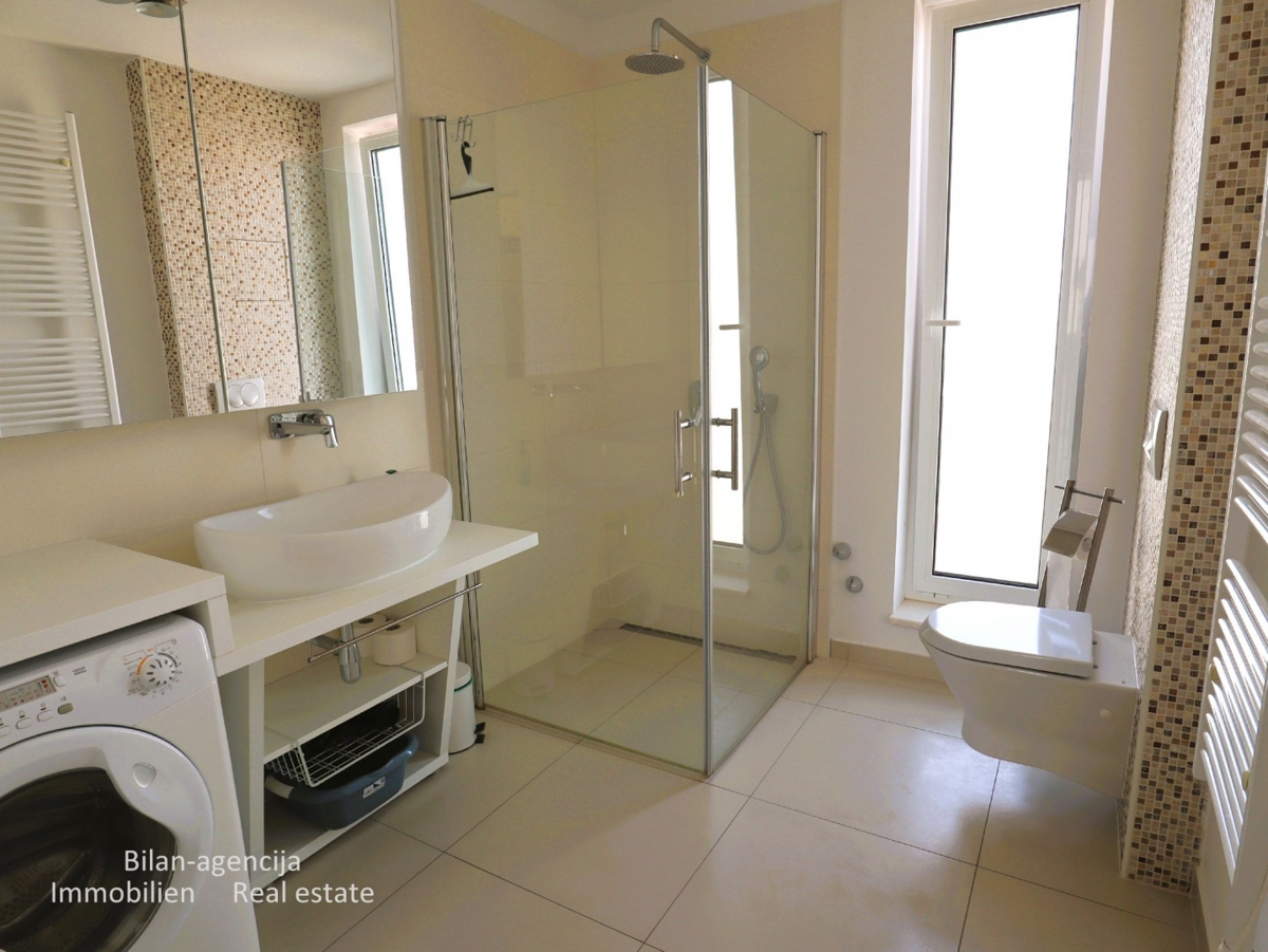 Murter, opremljena hiša s 4 apartmaji, 450 m od morja in plaže.