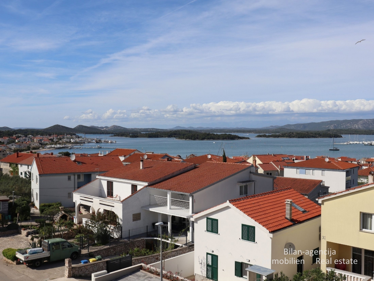 Murter, opremljena hiša s 4 apartmaji, 450 m od morja in plaže.