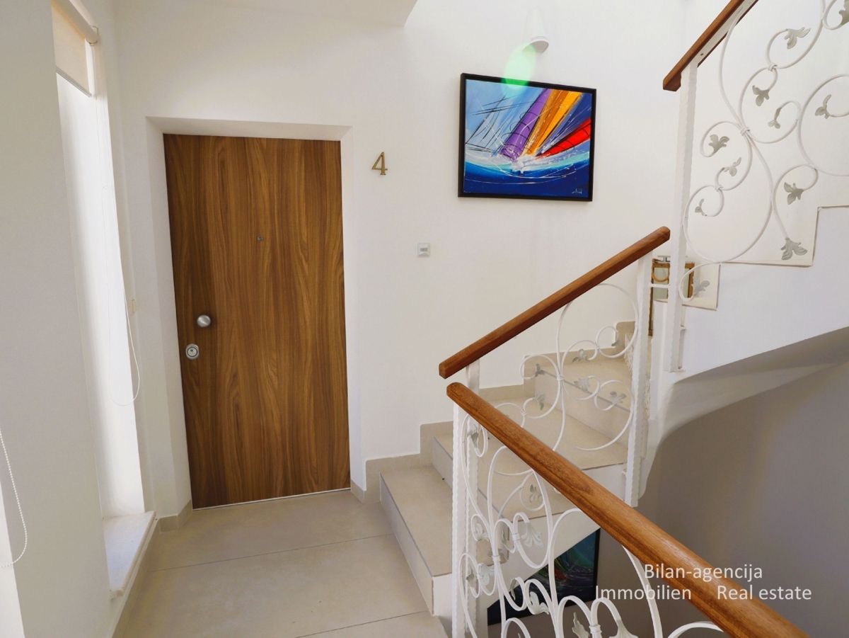 Murter, opremljena hiša s 4 apartmaji, 450 m od morja in plaže.