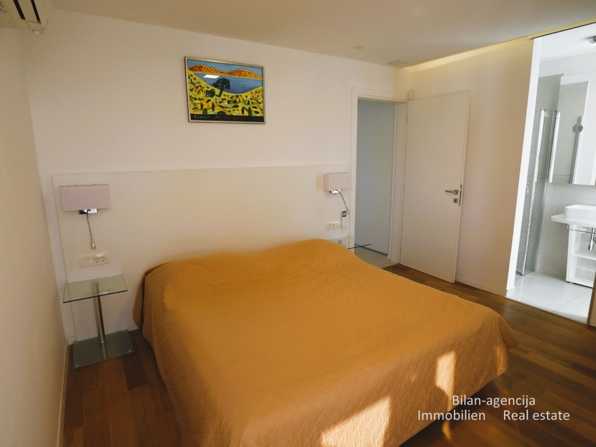 Murter, opremljena hiša s 4 apartmaji, 450 m od morja in plaže.