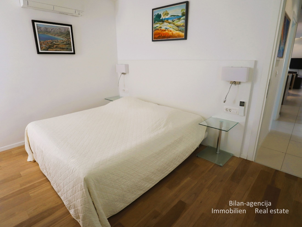 Murter, opremljena hiša s 4 apartmaji, 450 m od morja in plaže.