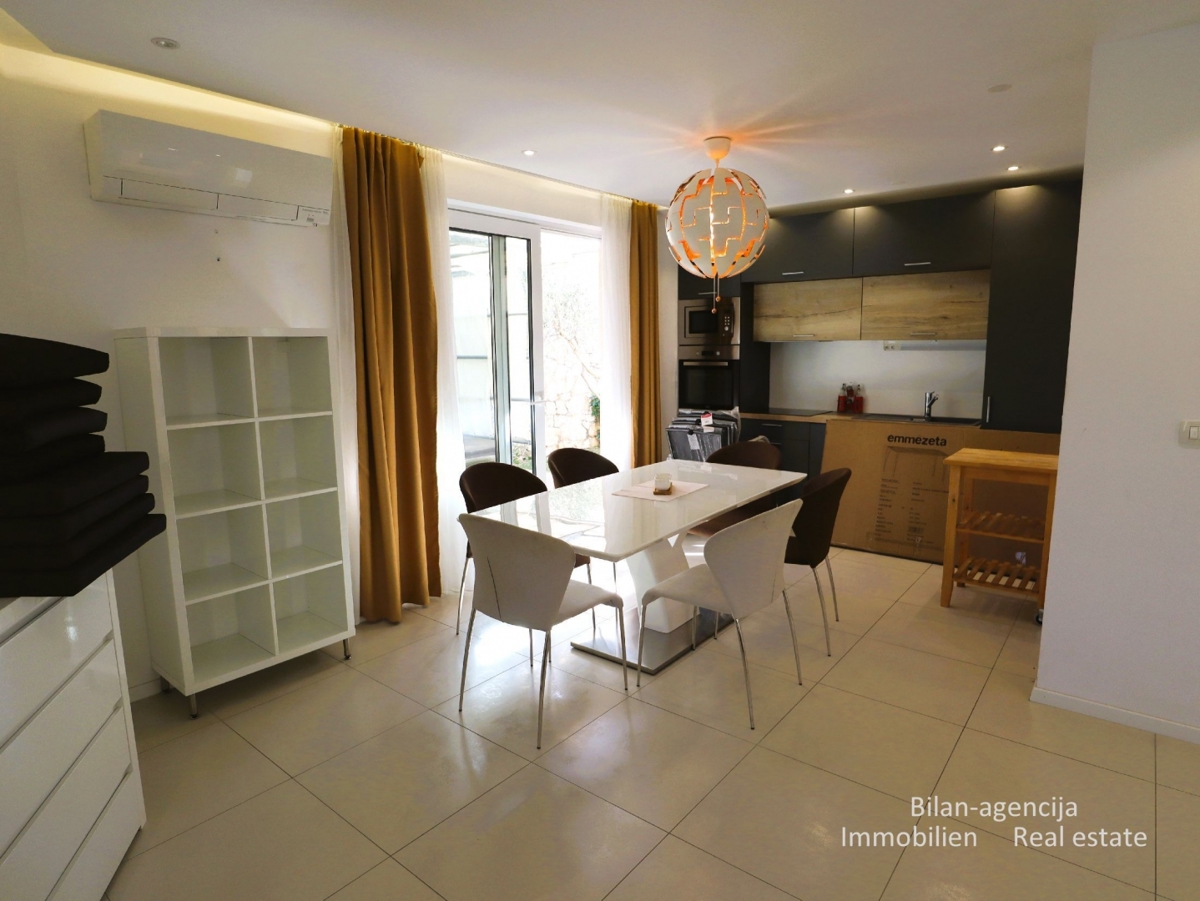 Murter, opremljena hiša s 4 apartmaji, 450 m od morja in plaže.