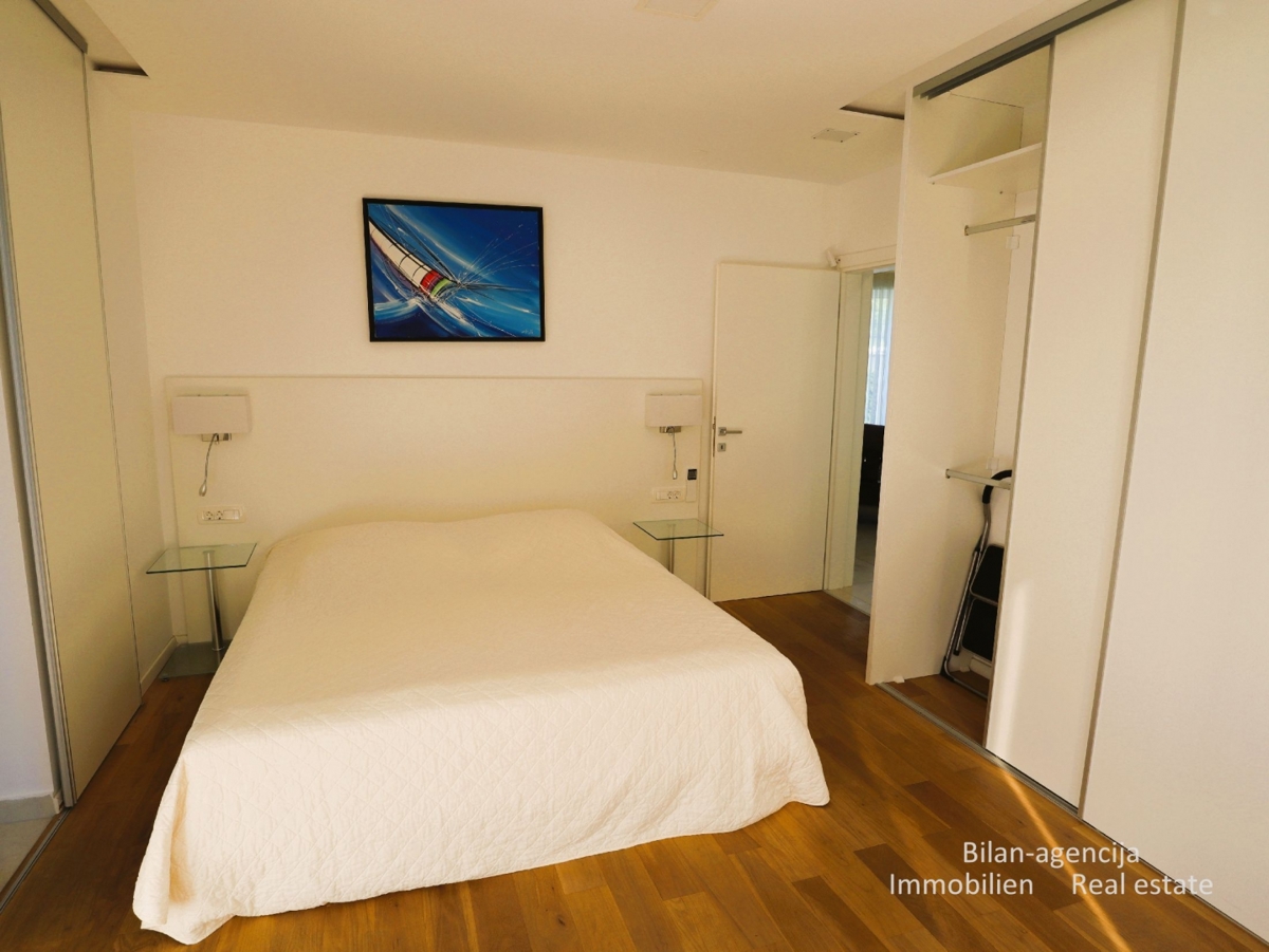 Murter, opremljena hiša s 4 apartmaji, 450 m od morja in plaže.