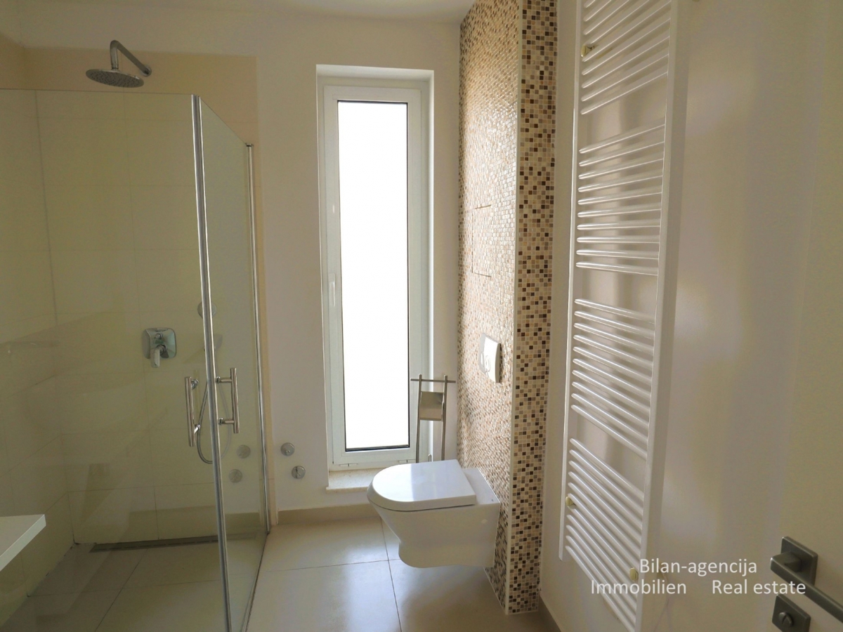 Murter, opremljena hiša s 4 apartmaji, 450 m od morja in plaže.