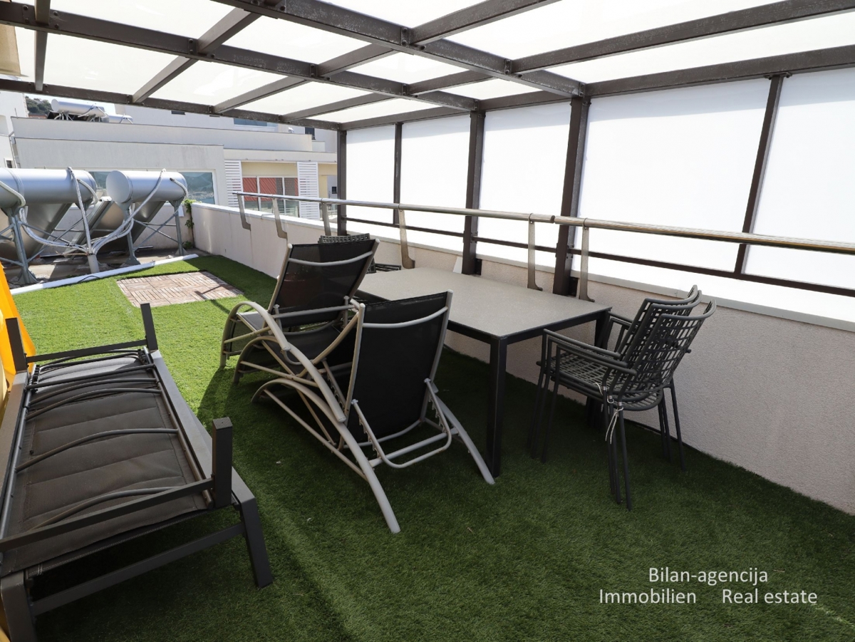 Murter, opremljena hiša s 4 apartmaji, 450 m od morja in plaže.