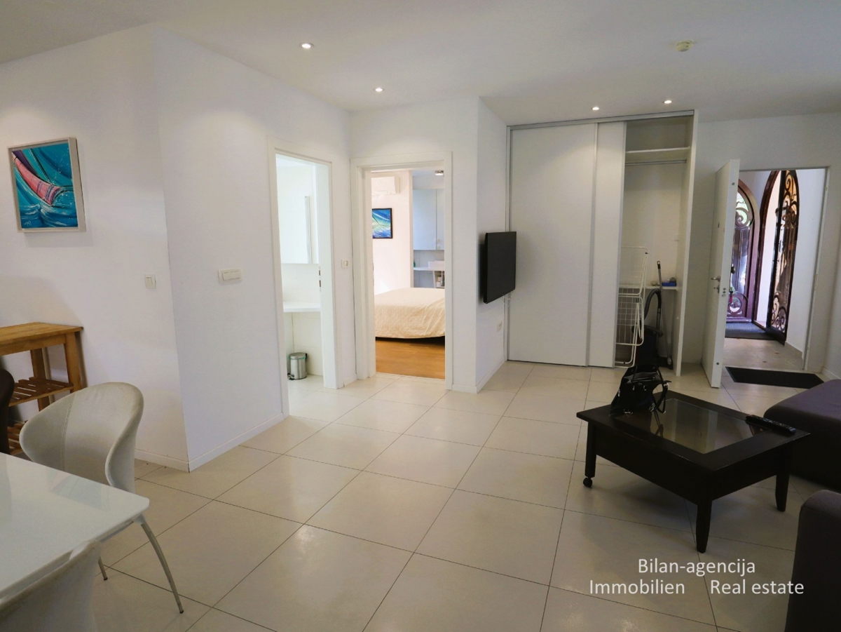 Murter, opremljena hiša s 4 apartmaji, 450 m od morja in plaže.