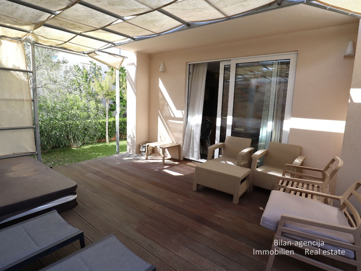 Murter, opremljena hiša s 4 apartmaji, 450 m od morja in plaže.