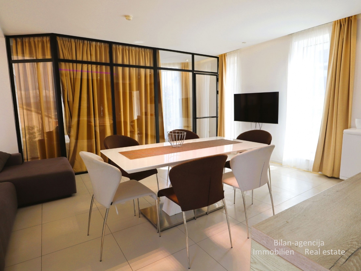 Murter, opremljena hiša s 4 apartmaji, 450 m od morja in plaže.