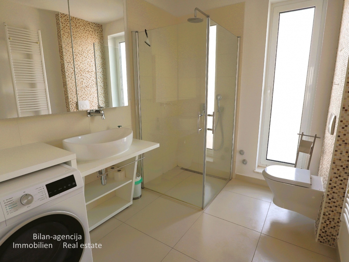 Murter, opremljena hiša s 4 apartmaji, 450 m od morja in plaže.