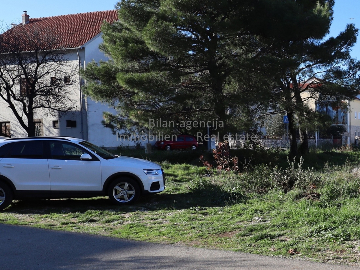 Vodice, širši center, odlično zazidljivo zemljišče 700 m2