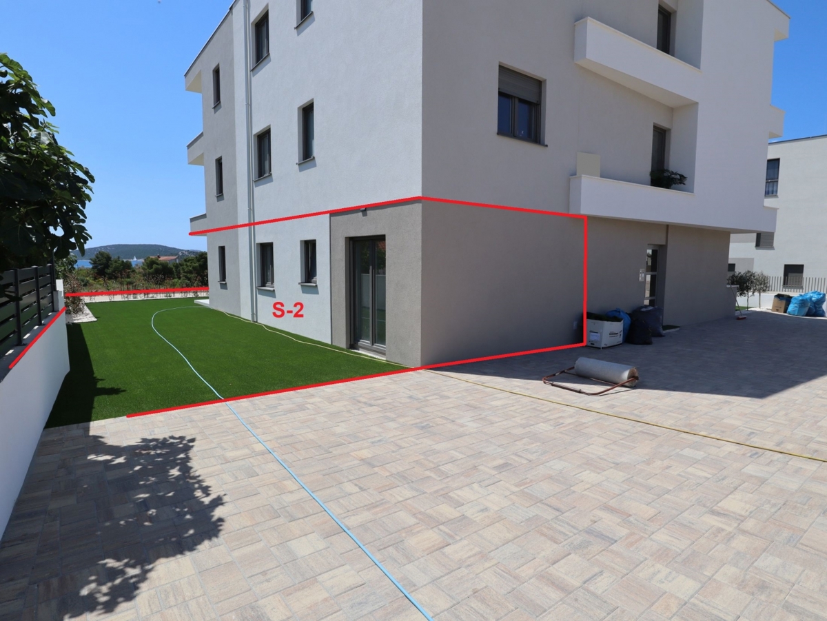 Apartma v pritličju, vrt, zelo blizu plaže, Vodice, 320.000€