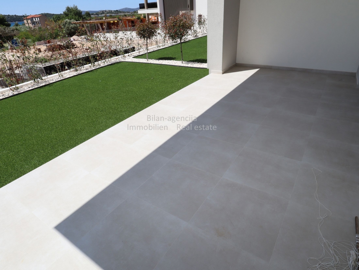 Apartma v pritličju, vrt, zelo blizu plaže, Vodice, 320.000€