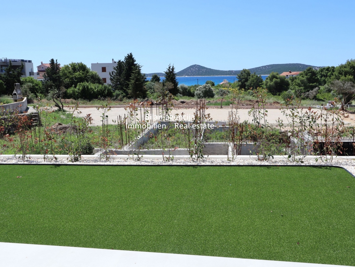 Apartma v pritličju, vrt, zelo blizu plaže, Vodice, 320.000€