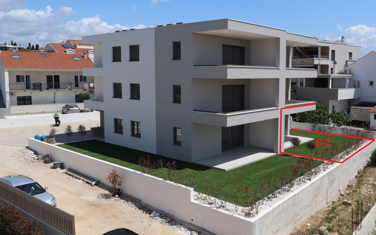 Apartma v pritličju, vrt, zelo blizu plaže, Vodice, 320.000€