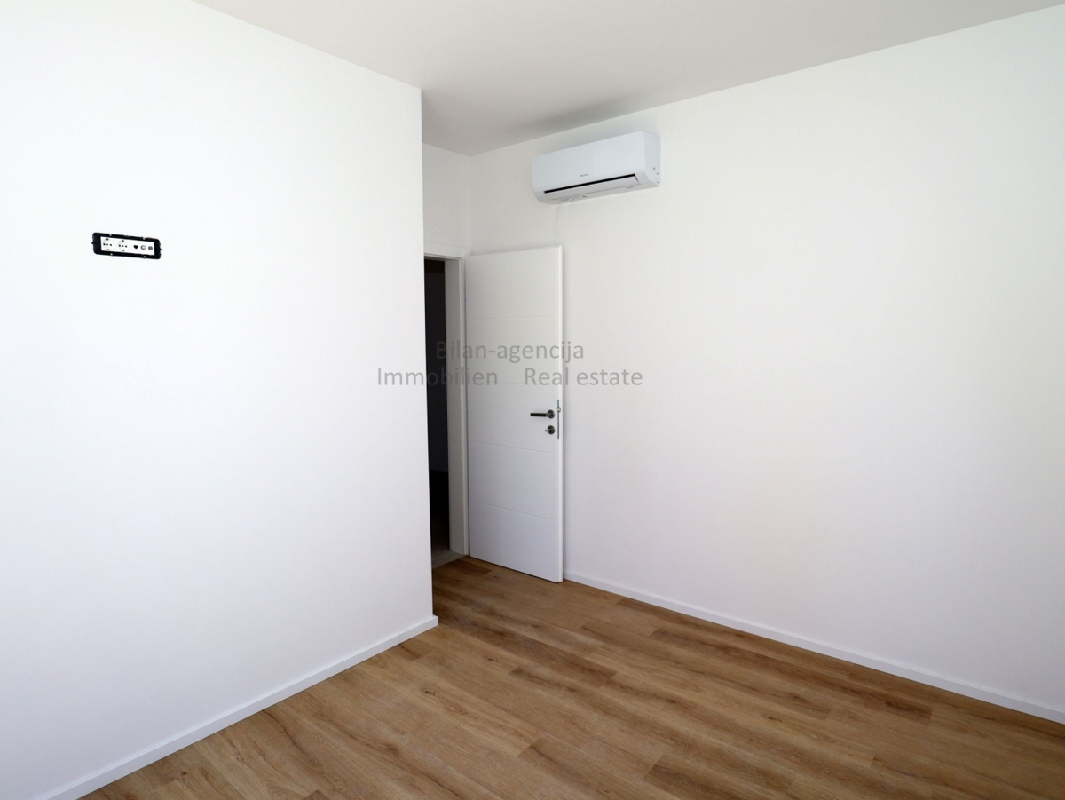 Apartma v pritličju, vrt, zelo blizu plaže, Vodice, 320.000€