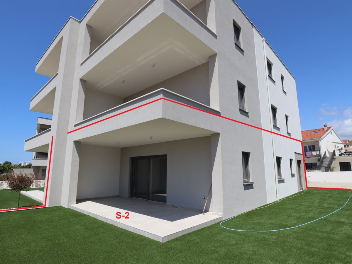 Apartma v pritličju, vrt, zelo blizu plaže, Vodice, 320.000€