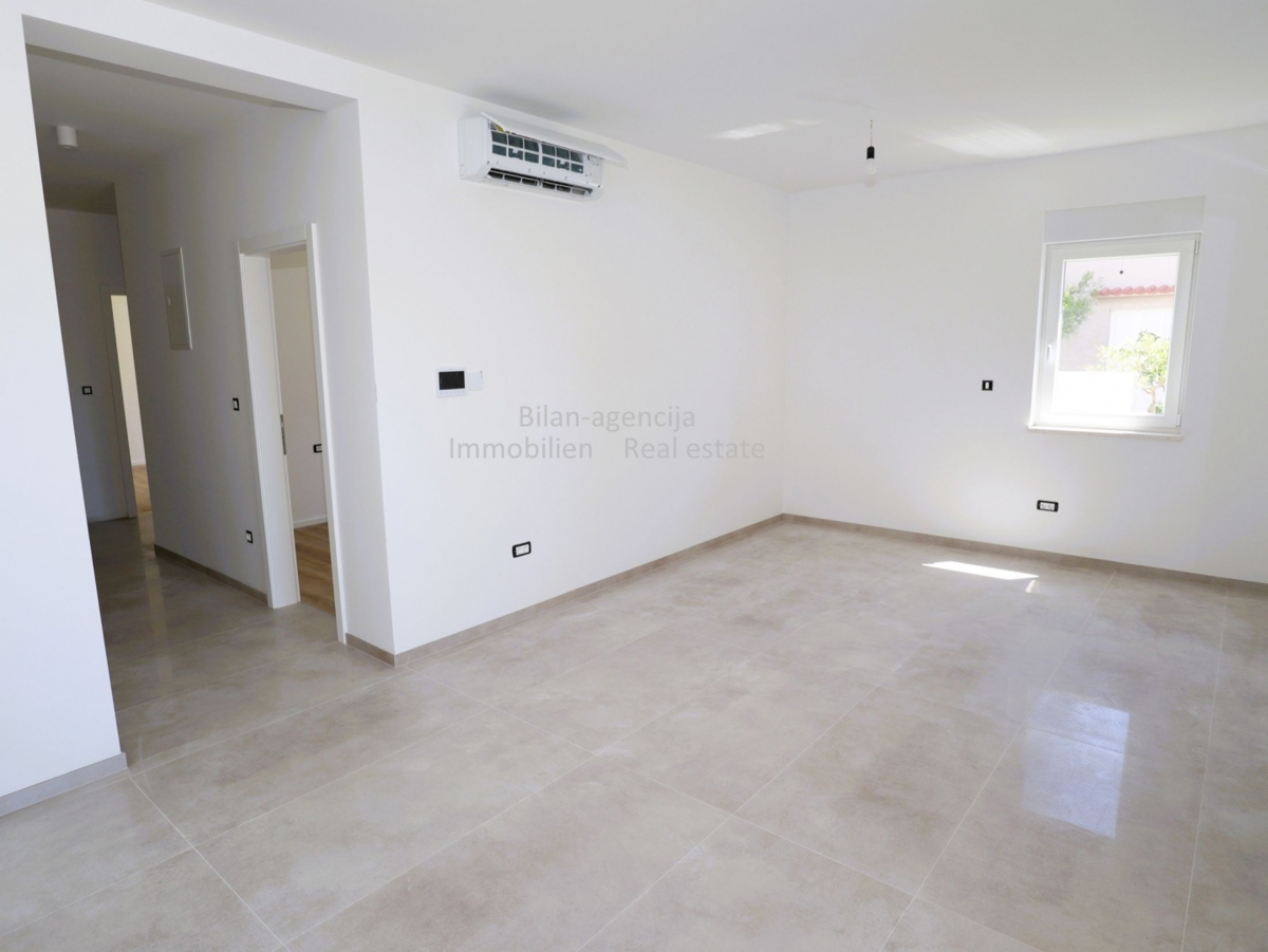 Apartma v pritličju, vrt, zelo blizu plaže, Vodice, 320.000€