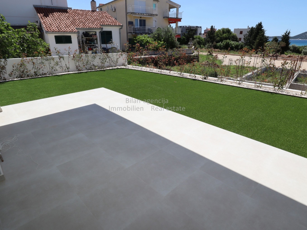 Apartma v pritličju, vrt, zelo blizu plaže, Vodice, 320.000€