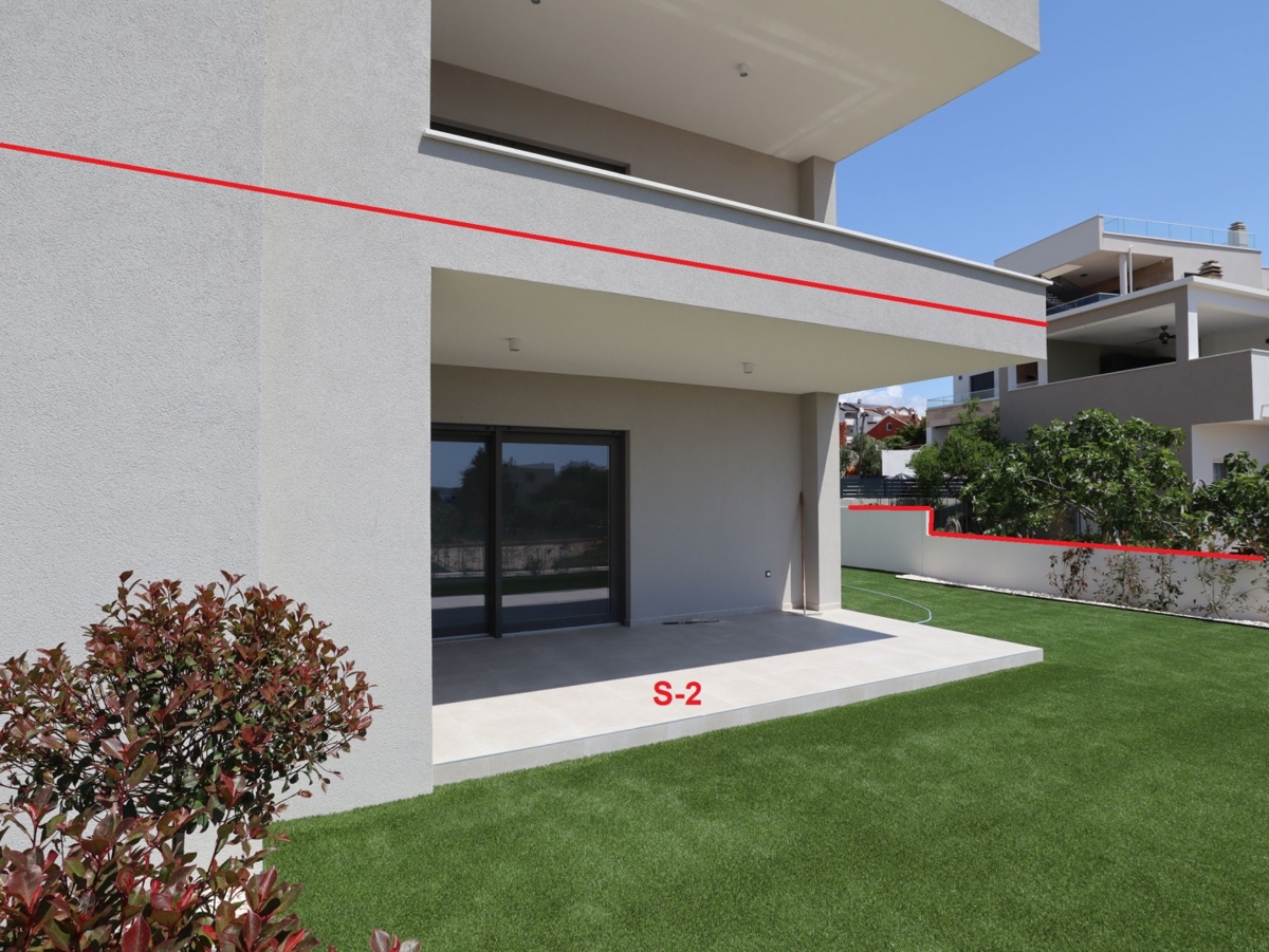 Apartma v pritličju, vrt, zelo blizu plaže, Vodice, 320.000€