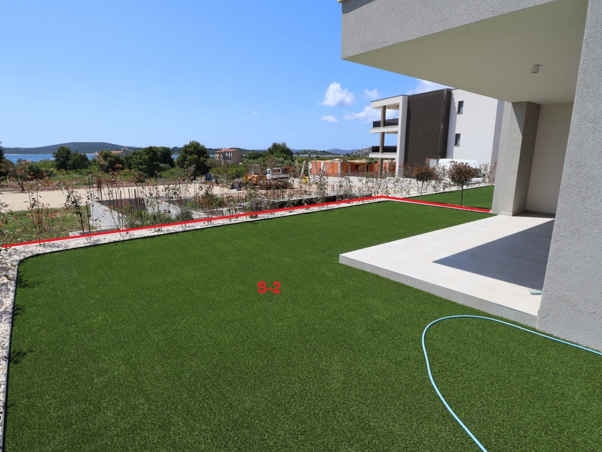 Apartma v pritličju, vrt, zelo blizu plaže, Vodice, 320.000€