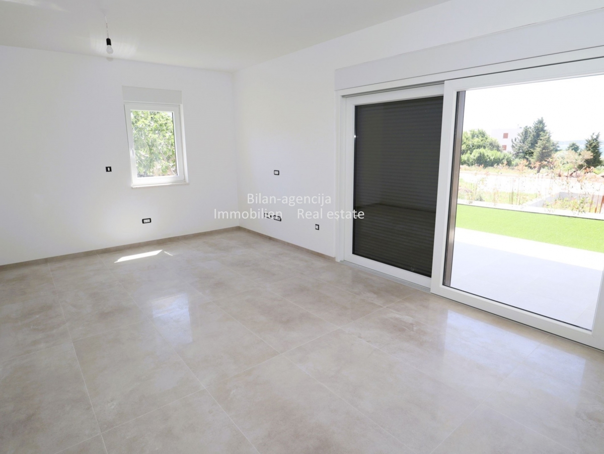 Apartma v pritličju, vrt, zelo blizu plaže, Vodice, 320.000€