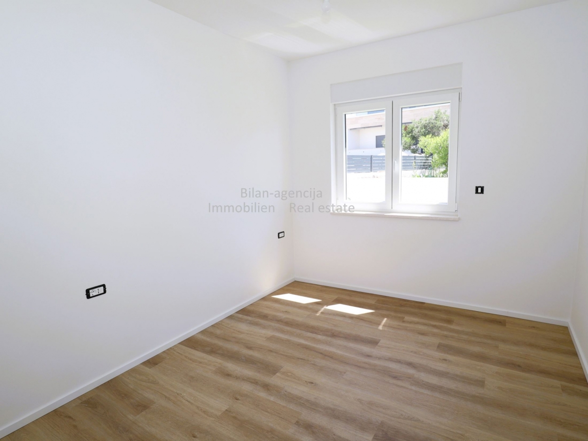 Apartma v pritličju, vrt, zelo blizu plaže, Vodice, 320.000€