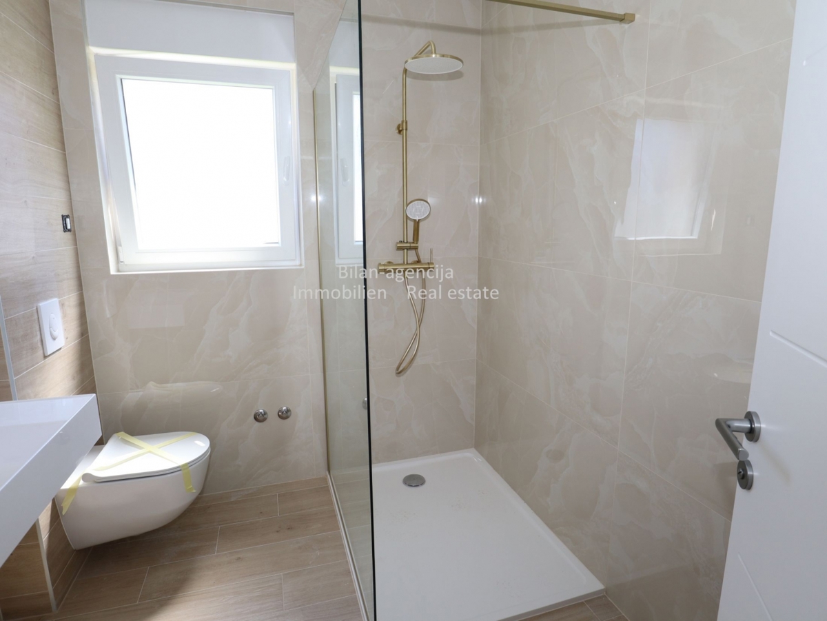 Apartma v pritličju, vrt, zelo blizu plaže, Vodice, 320.000€