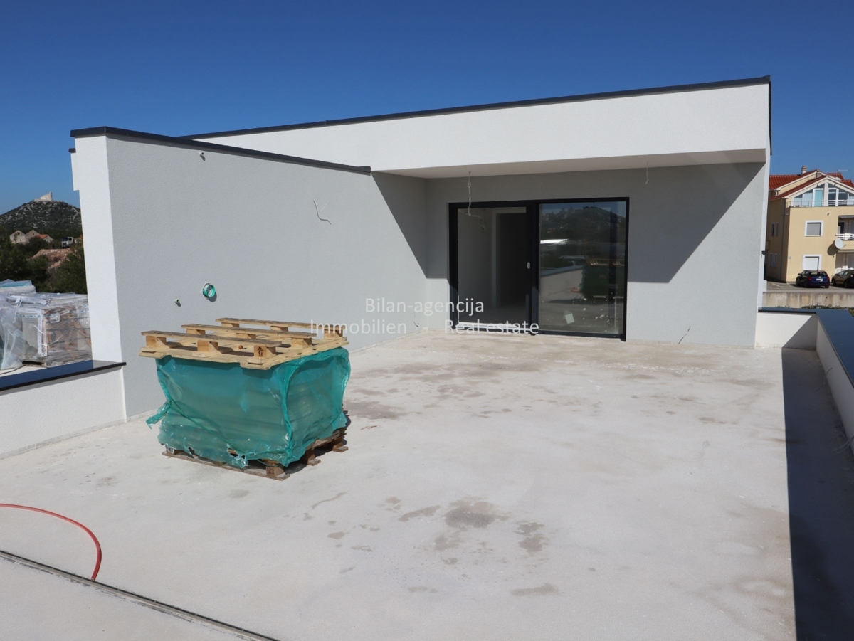 Novo stanovanje s pogledom na morje, strešna terasa