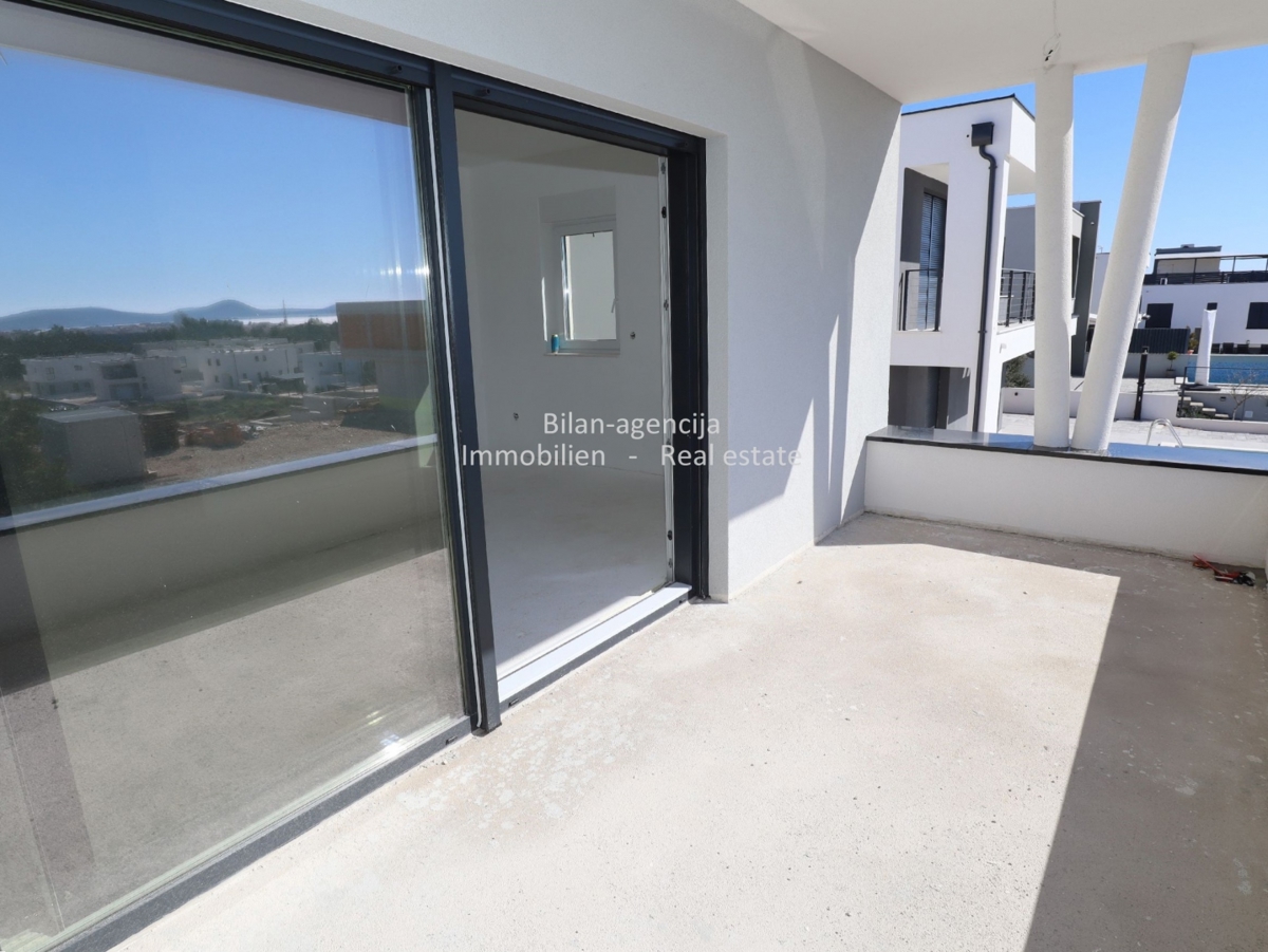 Novo stanovanje s pogledom na morje, strešna terasa