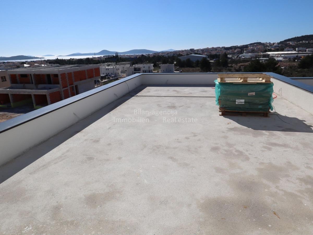 Novo stanovanje s pogledom na morje, strešna terasa