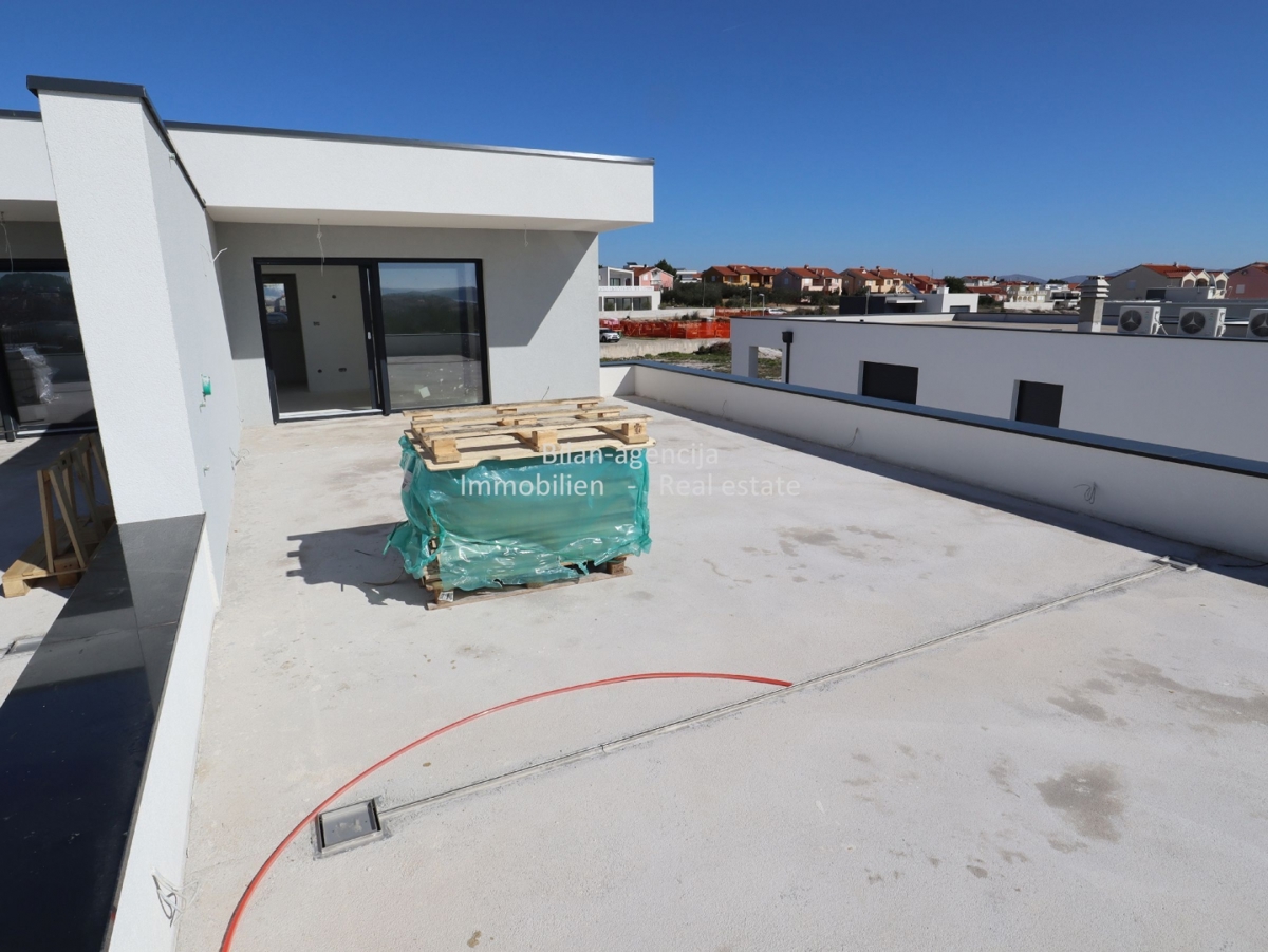 Novo stanovanje s pogledom na morje, strešna terasa