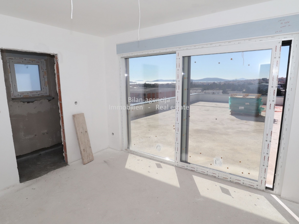 Novo stanovanje s pogledom na morje, strešna terasa