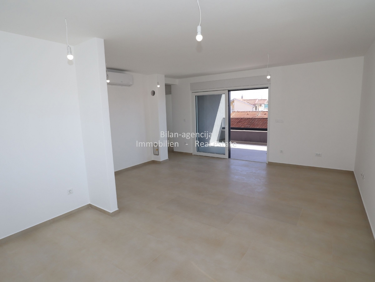 Vodice, 3-sobno stanovanje, strešna terasa