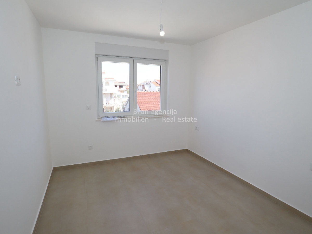 Vodice, 3-sobno stanovanje, strešna terasa