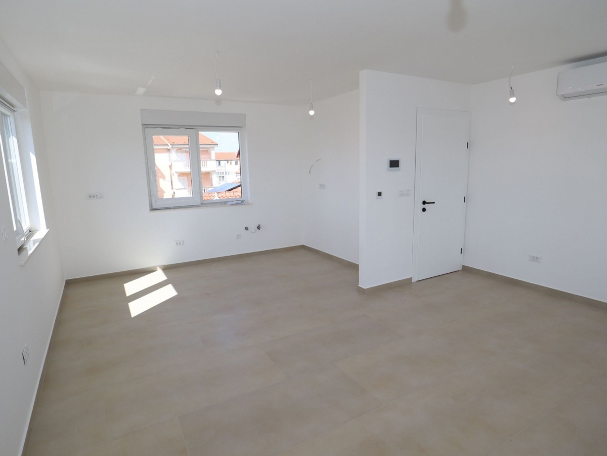 Vodice, 3-sobno stanovanje, strešna terasa