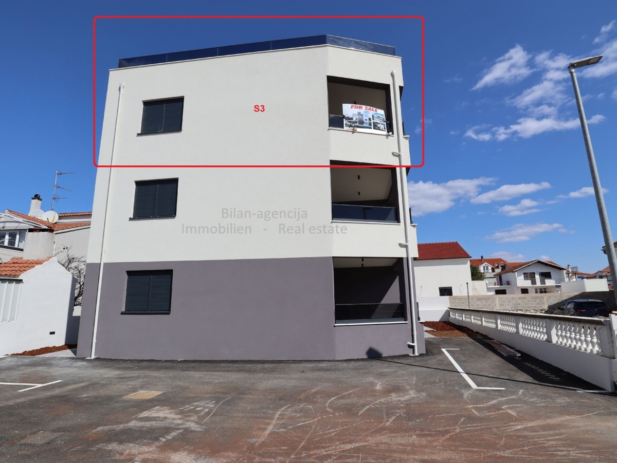 Vodice, 3-sobno stanovanje, strešna terasa