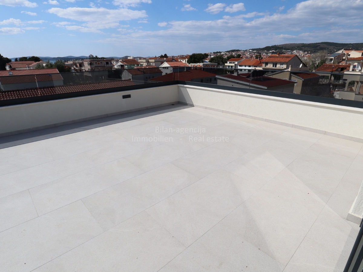 Vodice, 3-sobno stanovanje, strešna terasa