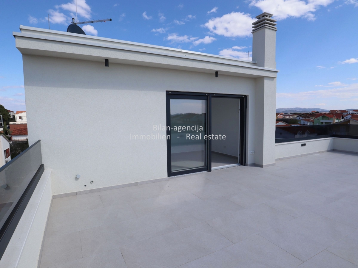 Vodice, 3-sobno stanovanje, strešna terasa