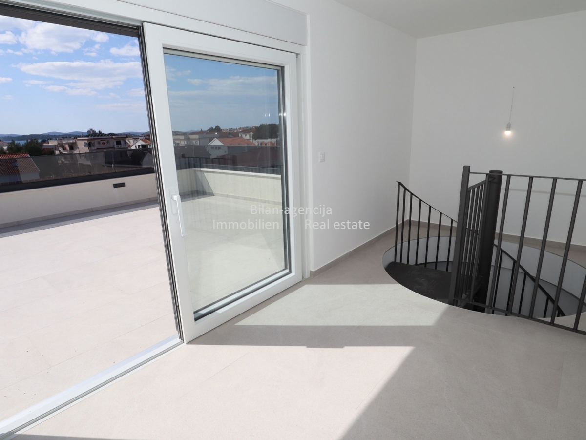 Vodice, 3-sobno stanovanje, strešna terasa