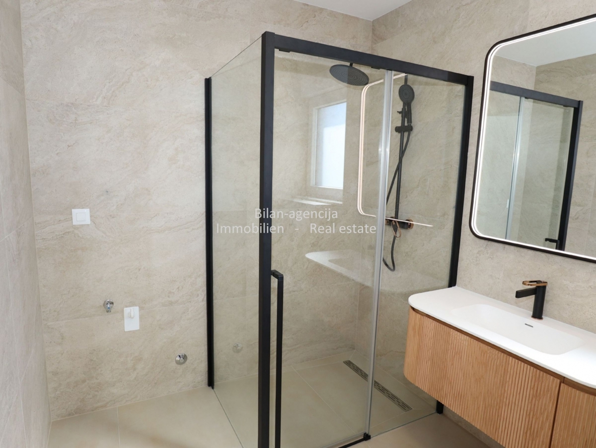 Vodice, 3-sobno stanovanje, strešna terasa