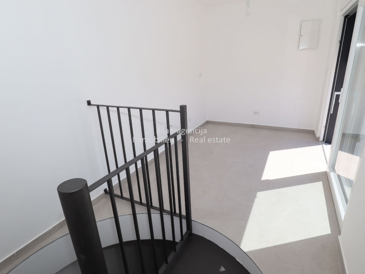 Vodice, 3-sobno stanovanje, strešna terasa