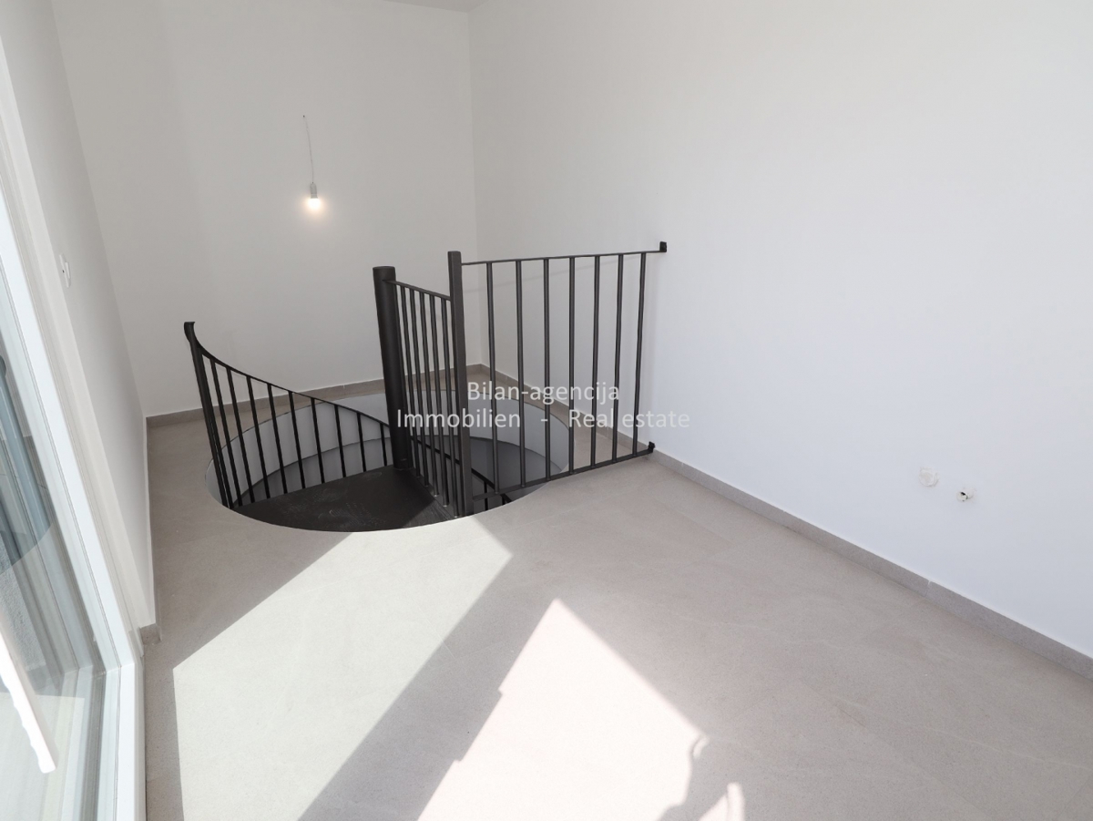 Vodice, 3-sobno stanovanje, strešna terasa