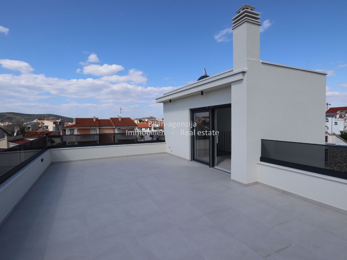 Vodice, 3-sobno stanovanje, strešna terasa