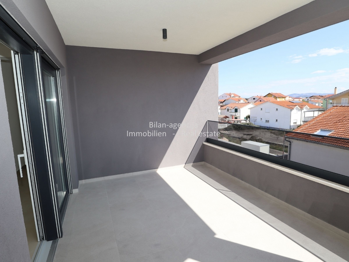 Vodice, 3-sobno stanovanje, strešna terasa