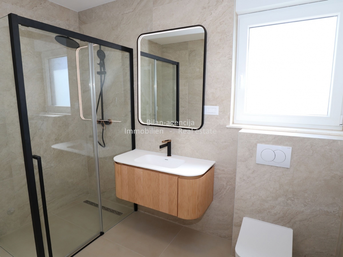 Vodice, 3-sobno stanovanje, strešna terasa