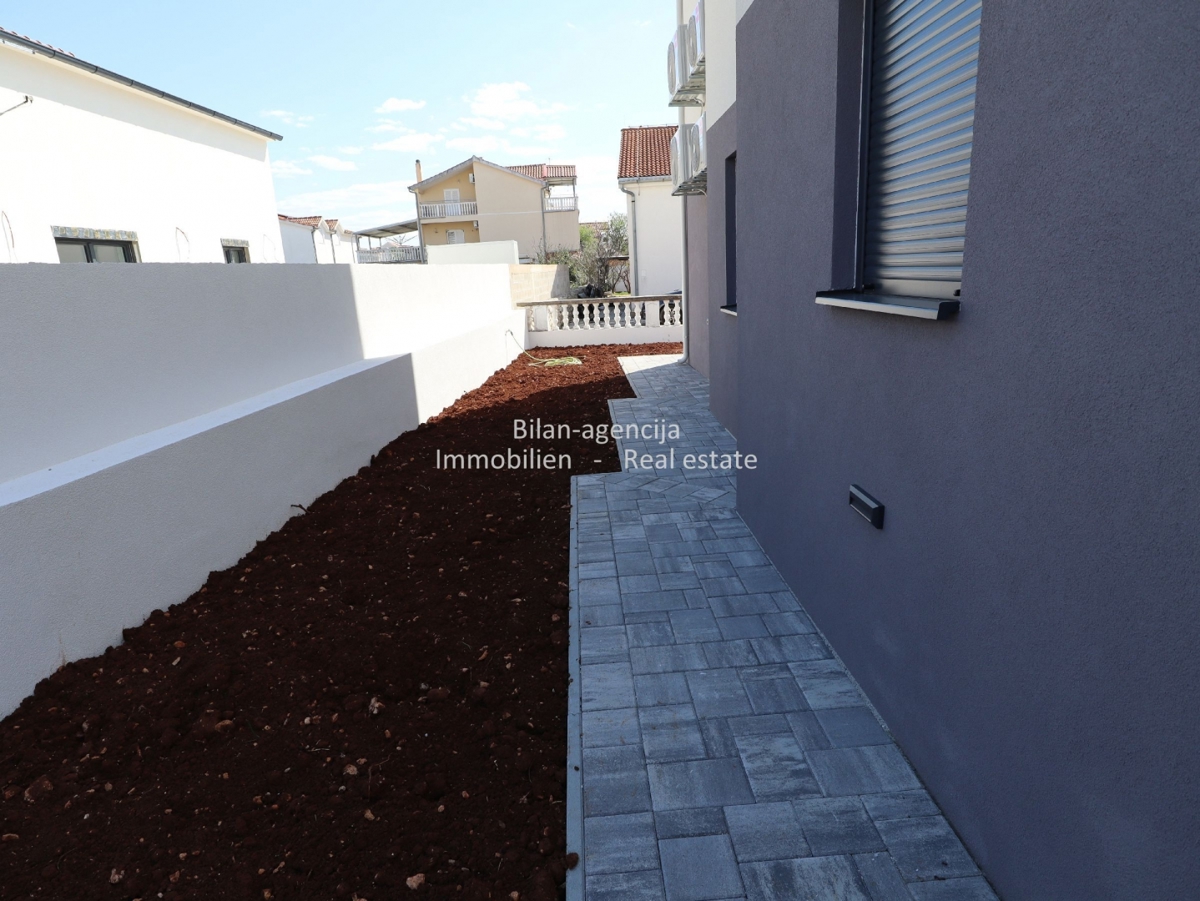 Vodice, 3-sobno stanovanje, strešna terasa